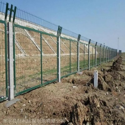 圈地養殖網價格 光伏電站隔離防護網 浸塑雙邊絲護欄網 施工隔離防護擋板
